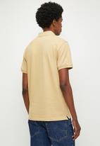 POLO CARTER PLAIN CUSTOM FIT PIQUE S/S GOLFER-CAMEL